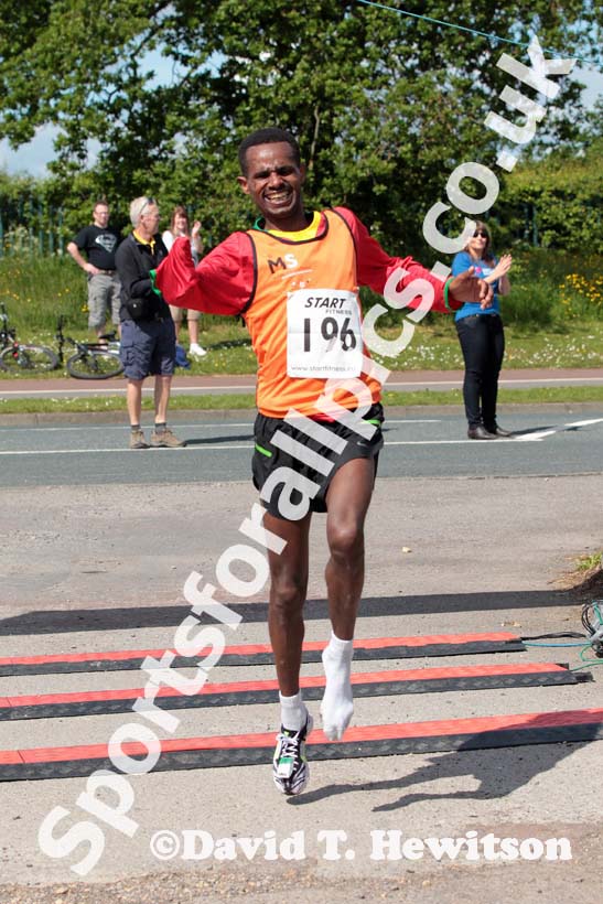 Wondiye Fikre Indelbu wins the Newton Aycliffe 10k Road Race wearing only one shoe.